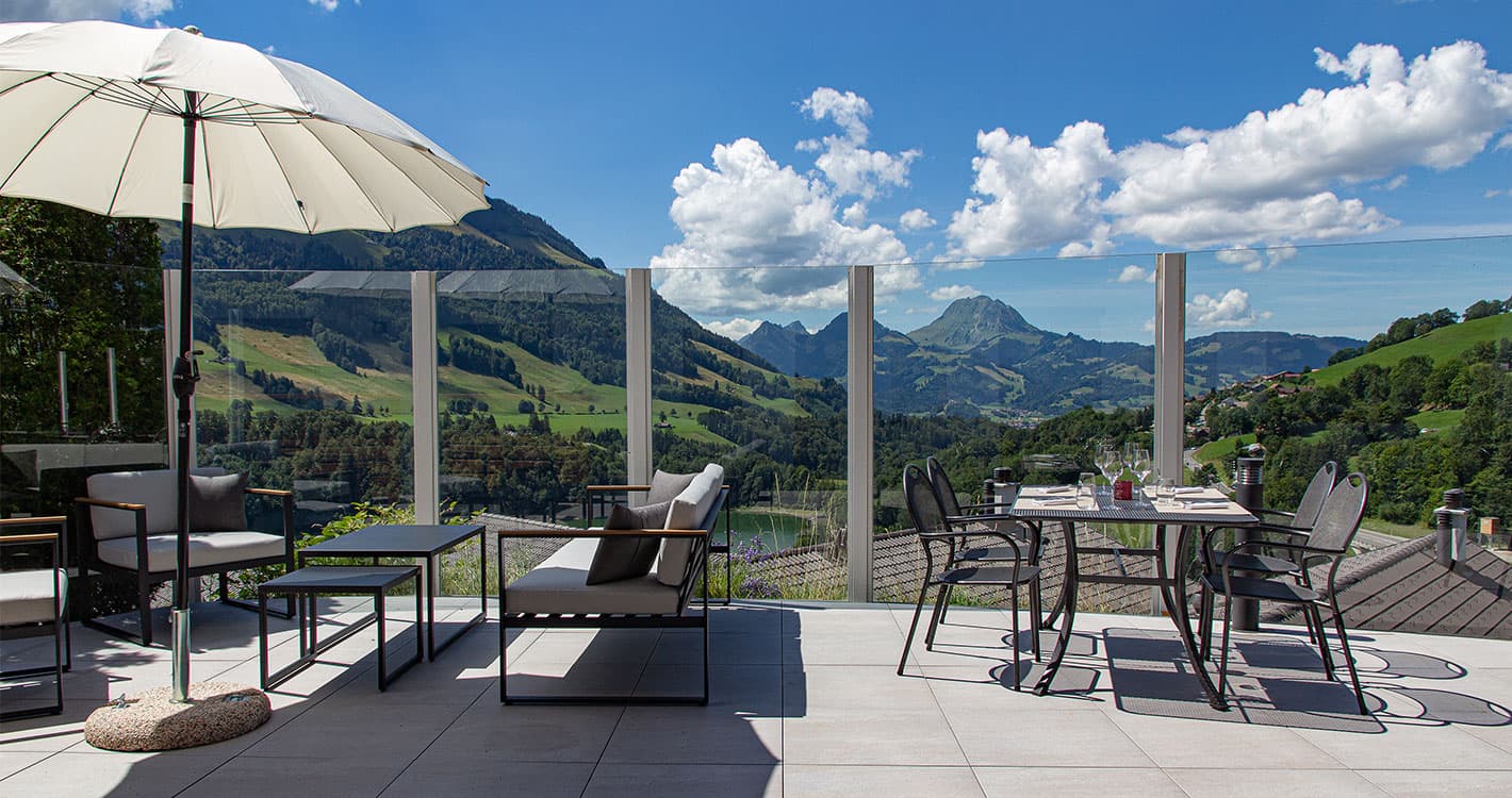 La terrasse du Vieux Chalet face au Moléson